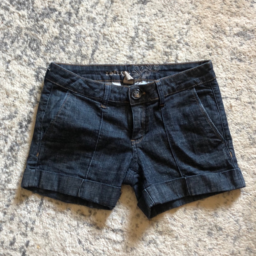 Women’s cuffed denim shorts